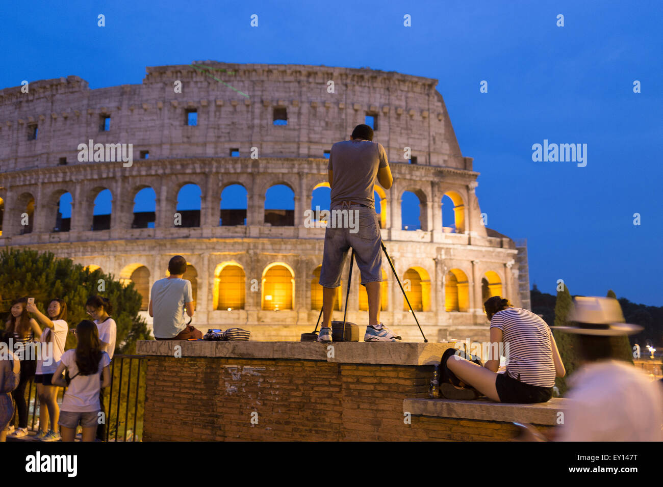 Turista al Colosseo al tramonto Foto Stock