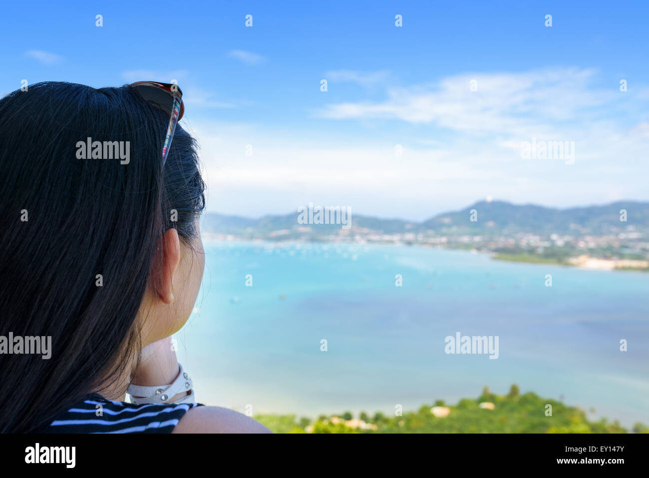 Lato posteriore del turista donne guardando lo splendido paesaggio di mare e isola in Khao Khad punto di vista montagna e famose attrazioni Foto Stock