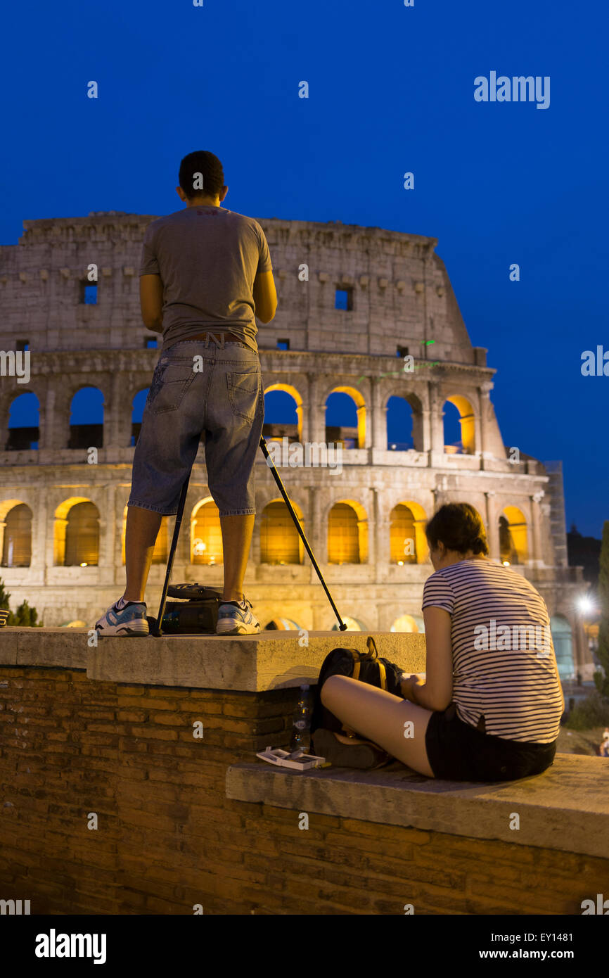 Turista al Colosseo al tramonto Foto Stock