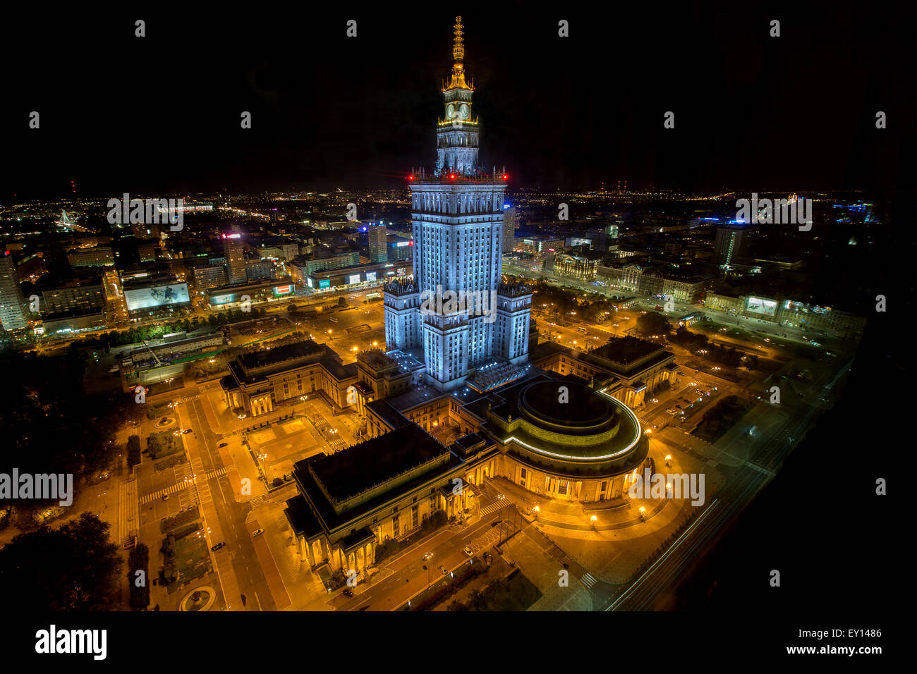 Vista notturna del palazzo della cultura e della scienza, Varsavia, Polonia Foto Stock