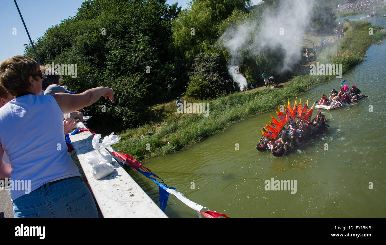 Lewes, Sussex, Regno Unito. 19 Luglio, 2015. I partecipanti al quarantesimo Lewes per Newhaven Raft Race. Come pure le estenuanti 7 miglio di distanza di gara, zattere concorrenti anche di fronte ad una raffica di uova e farina, gettata da spettatori. L'evento gestito da Lewes & District Tavola Rotonda era andata in scena per la prima volta nel 1975, e ha sollevato oltre € 500.000 per le associazioni di beneficenza locali. Credito: James McCauley/Alamy Live News Foto Stock