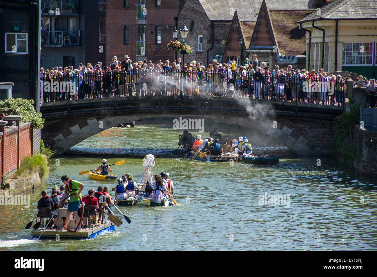 Lewes, Sussex, Regno Unito. 19 Luglio, 2015. I partecipanti al quarantesimo Lewes per Newhaven Raft Race. Come pure le estenuanti 7 miglio di distanza di gara, zattere concorrenti anche di fronte ad una raffica di uova e farina, gettata da spettatori. L'evento gestito da Lewes & District Tavola Rotonda era andata in scena per la prima volta nel 1975, e ha sollevato oltre € 500.000 per le associazioni di beneficenza locali. Credito: James McCauley/Alamy Live News Foto Stock