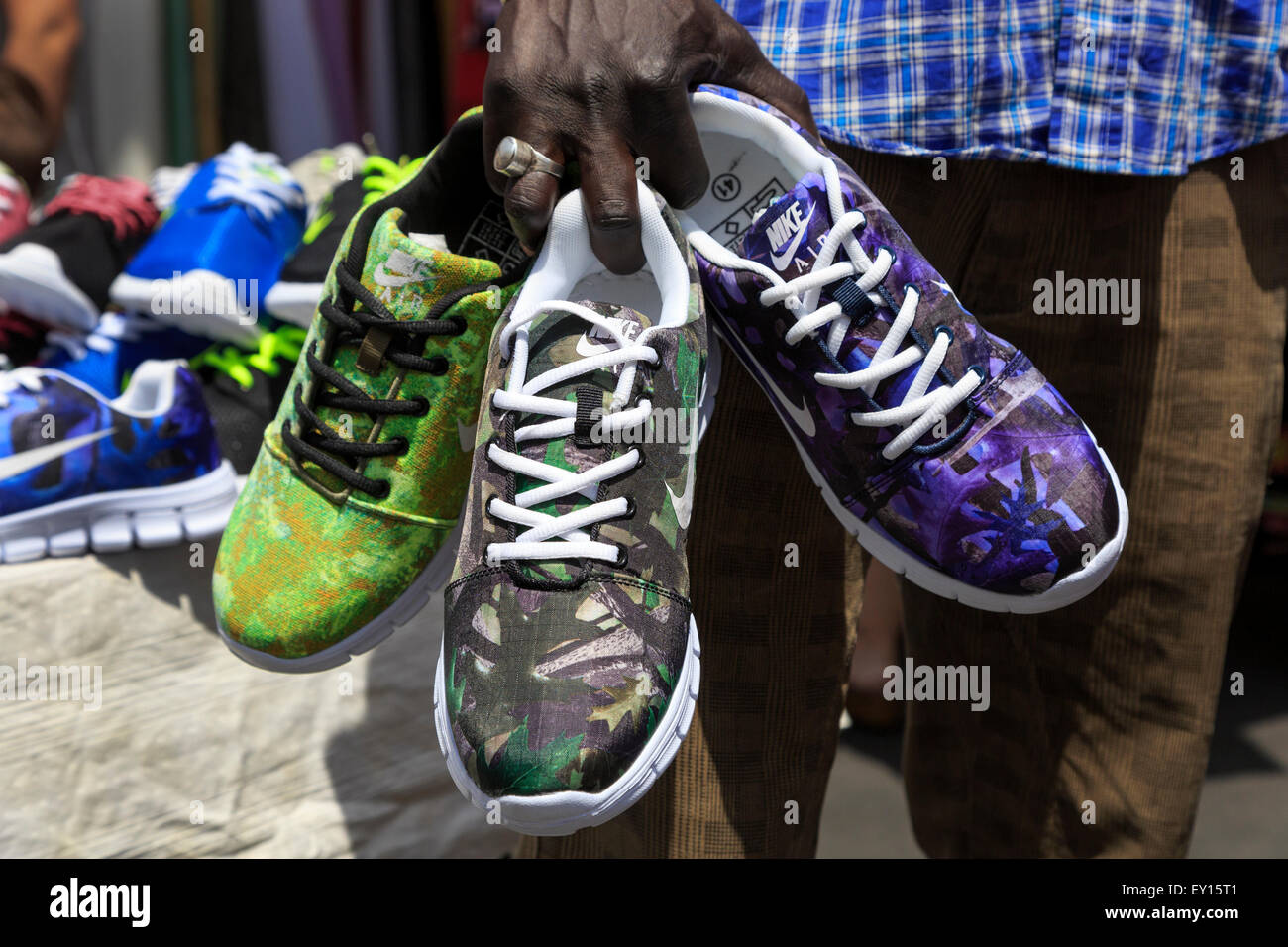 Fake shoes immagini e fotografie stock ad alta risoluzione - Alamy