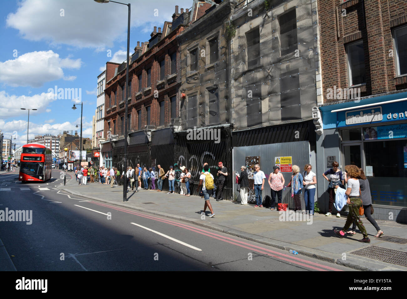 I manifestanti si uniscono alla protesta della “catena umana” contro Norton Folgate nel East End di Londra Foto Stock