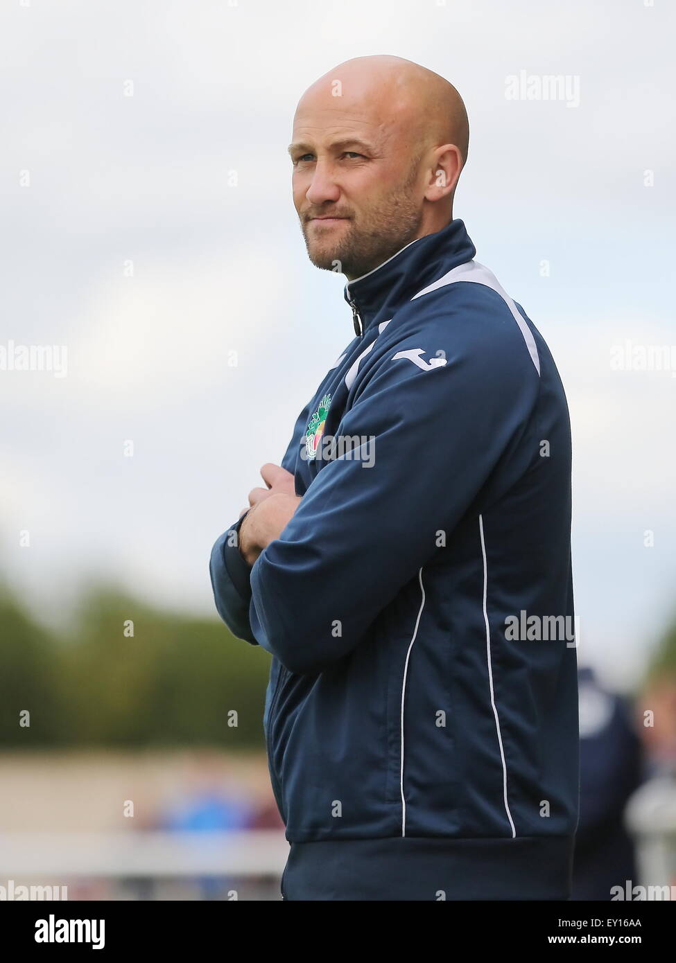 Nantwich, Regno Unito. 19 Luglio, 2015. Nantwich Town manager Phil Morbo di Parkinson durante la pre-stagione amichevole al tessitore Stadium, Nantwich come Nantwich Town intrattenuti Crewe Alexandra. Credito: SJN/Alamy Live News Foto Stock