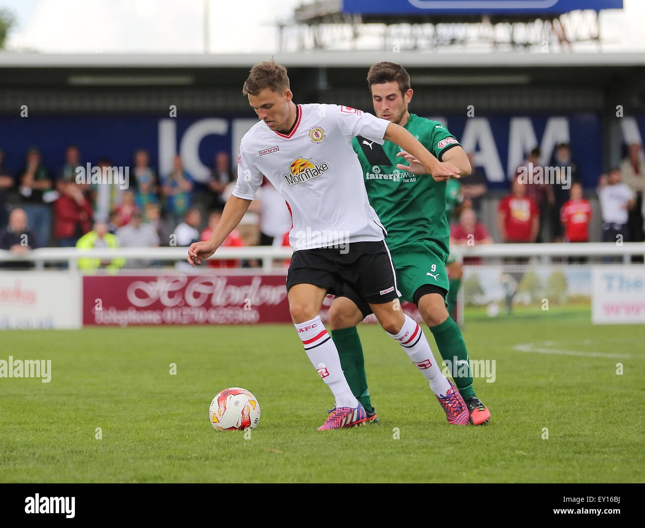 Nantwich, Regno Unito. 19 Luglio, 2015. Nantwich Town Matt Bell sfide Crewe Alex James Baillie durante la pre-stagione amichevole al tessitore Stadium, Nantwich come Nantwich Town intrattenuti Crewe Alexandra. Credito: SJN/Alamy Live News Foto Stock