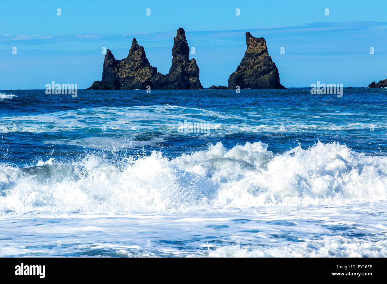 In basalto nero pile sul mare e la spiaggia di sabbia nera, Vik Islanda Foto Stock