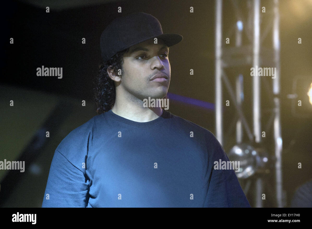 Dritto Outta Compton è una imminente 2015 American Biographical film di fiction diretto da F. Gary grigio. Il film ruota intorno a la salita e la discesa del Compton, California hip hop gruppo N.W.A. Questa fotografia è per il solo uso editoriale ed è il copyright del film company e/o il fotografo assegnato dal film o società di produzione e può essere riprodotto solo da pubblicazioni in congiunzione con la promozione del film di cui sopra. Un credito per il film company è richiesto. Il fotografo deve anche essere accreditato quando noto. Foto Stock