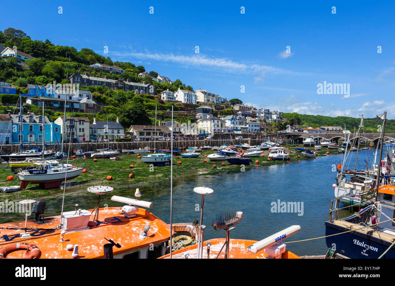 Vista del West Looe oltre l'est fiume Looe da East Looe, Cornwall, England, Regno Unito Foto Stock