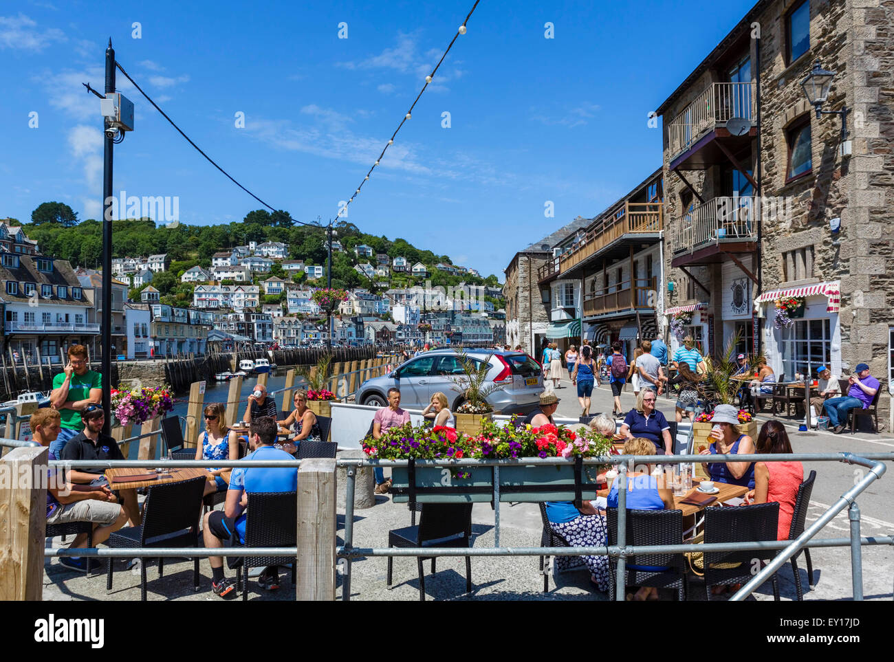 Il Boathouse vecchio pub sulla banchina in East Looe guardando oltre il fiume a West Looe, Cornwall, Regno Unito Foto Stock