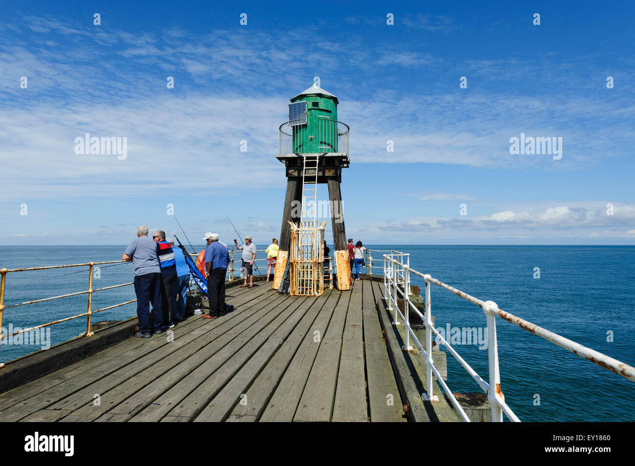 Pescatori a Whitby Molo Ovest di estensione Foto Stock