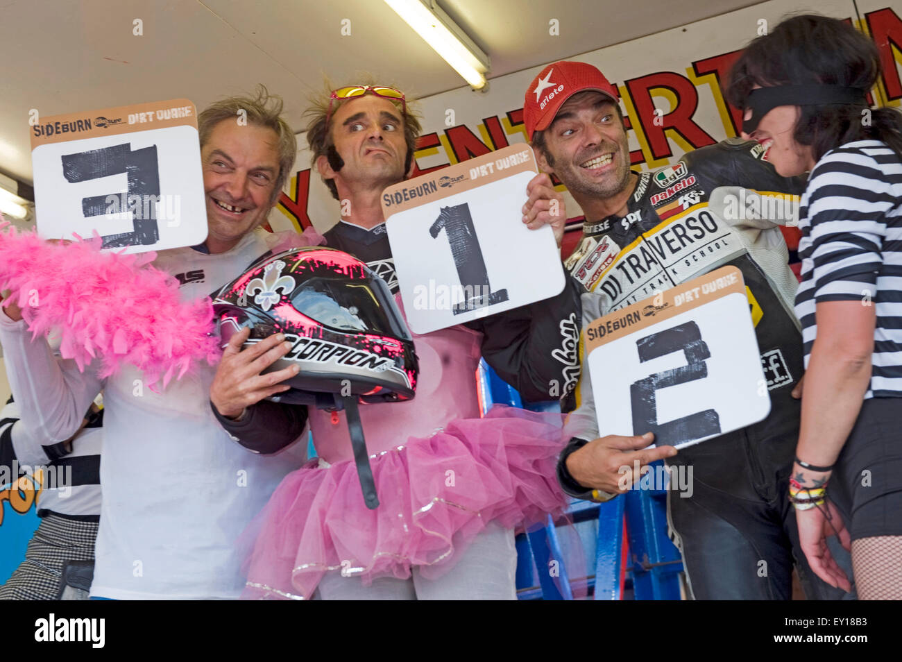 Kings Lynn, Norfolk, Regno Unito. 18/07/2015. Inappropriato Road bike vincitori, L- r: John Lawson, Sergue Neques e Marco Belli raccogliere i loro premi a sporcizia Quake Foto Stock