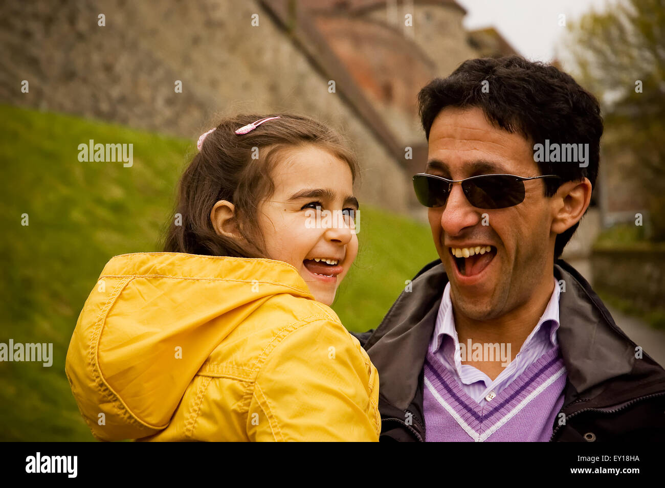 Il padre e sua figlia si divertono durante un viaggio Foto Stock