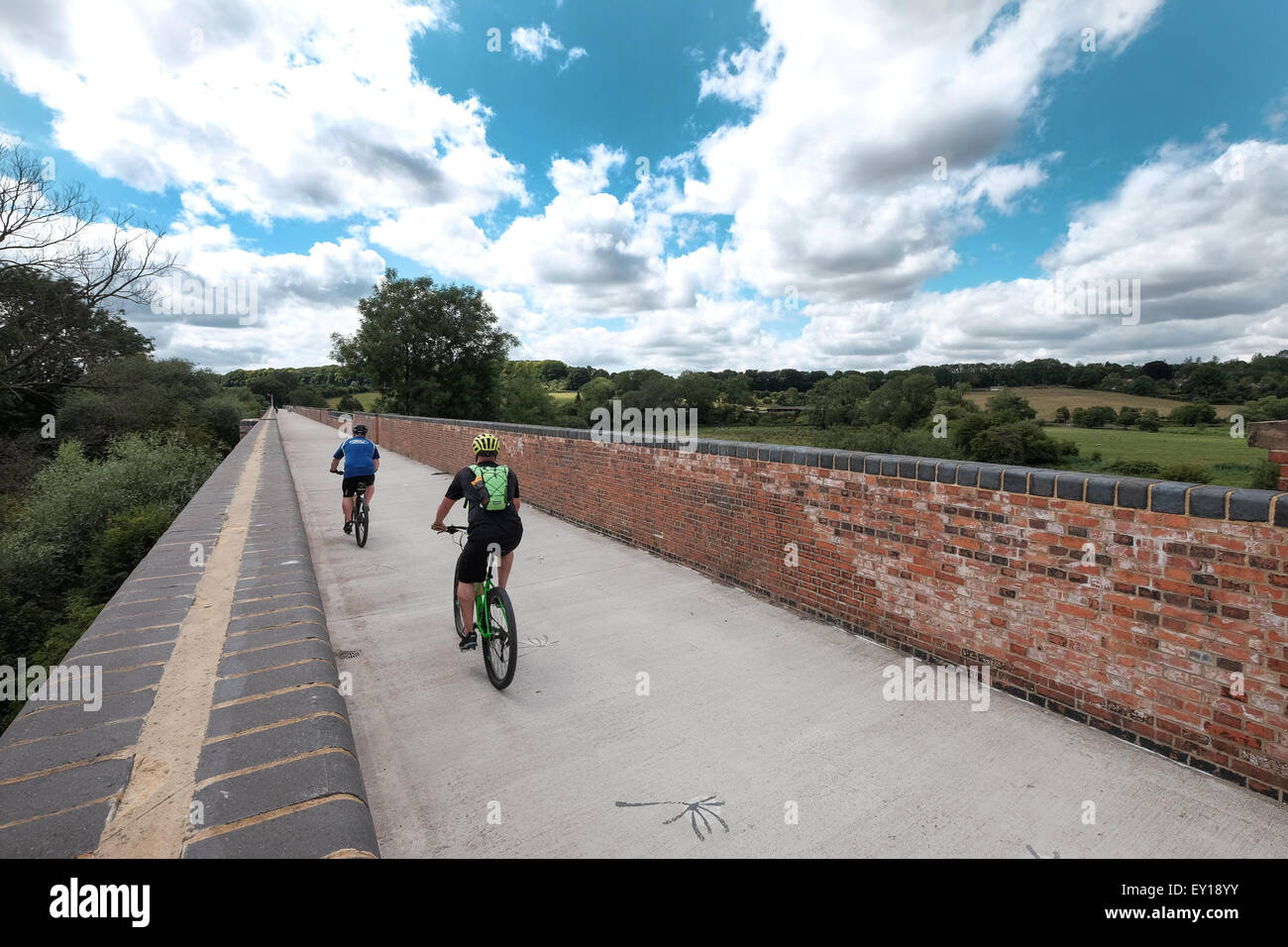 I ciclisti sul viadotto modo sentiero pedonale e ciclabile lungo il restaurato Hockley viadotto in Winchester Foto Stock