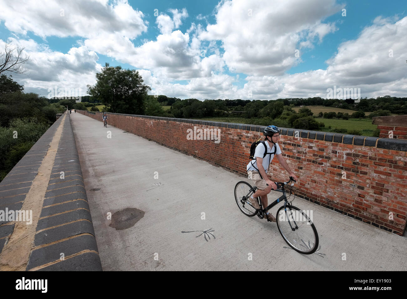 I ciclisti sul viadotto modo sentiero pedonale e ciclabile lungo il restaurato Hockley viadotto in Winchester Foto Stock