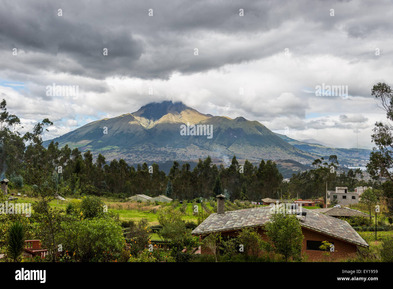 Imbabura Vulcano sorge oltre la città storica di Otavalo, Ecuador. Foto Stock
