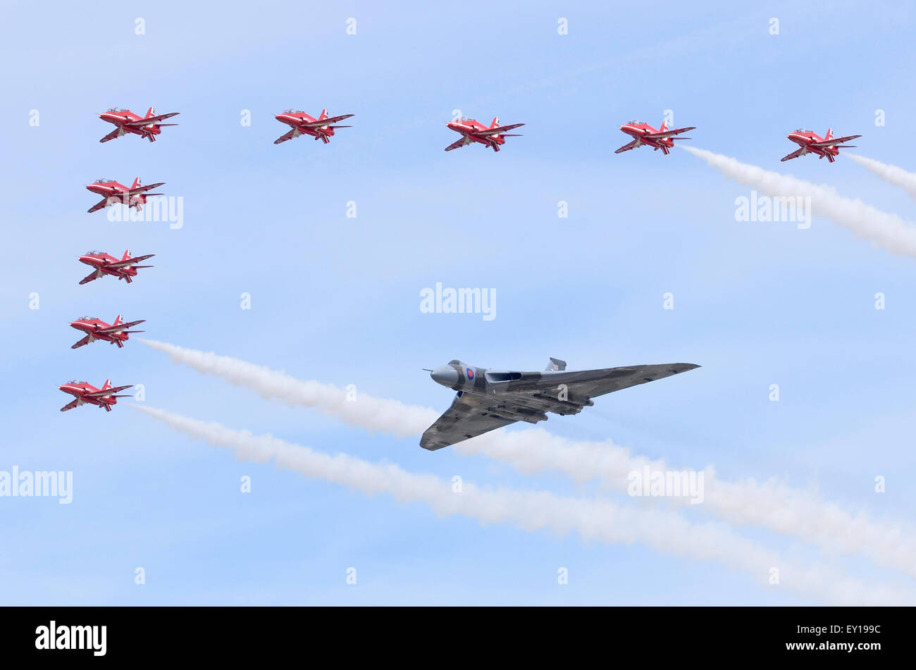 Avro Vulcan bomber e frecce rosse RAF BAe Hawk aerei in formazione a RIAT 2015, Fairford, UK. Credito: Antony ortica/Alamy Live News Foto Stock