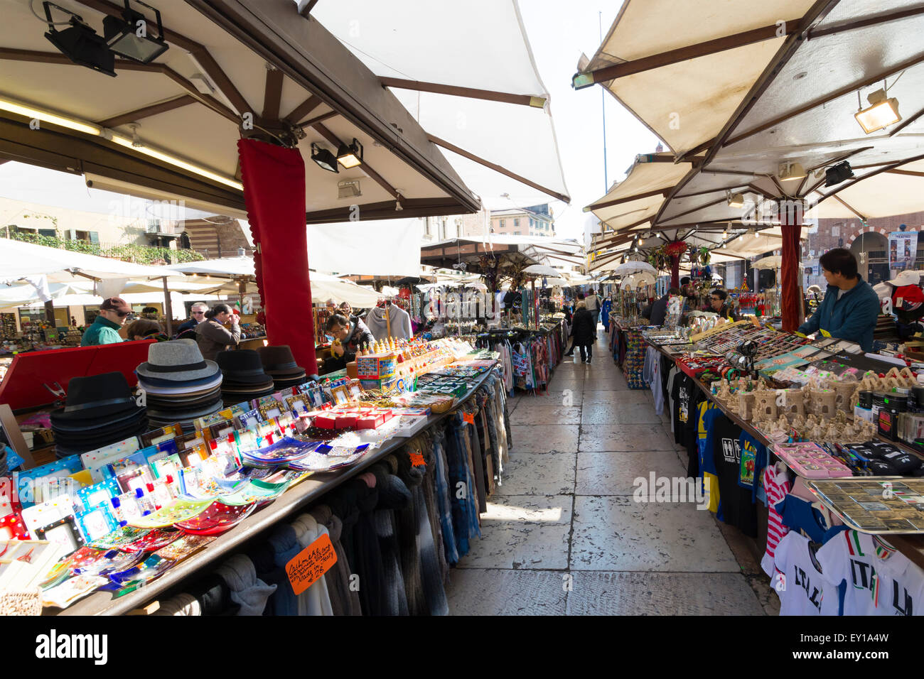 Giorno di mercato in Piazza delle Erbe guardando verso la Torre dei Lamberti, Verona in Italia Foto Stock