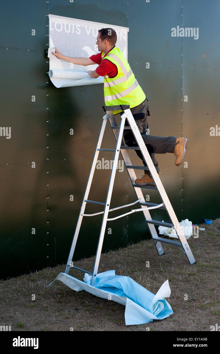 Lavoratore mettendo i manifesti per la Coppa America a Southsea hampshire England Regno Unito 2015 Foto Stock