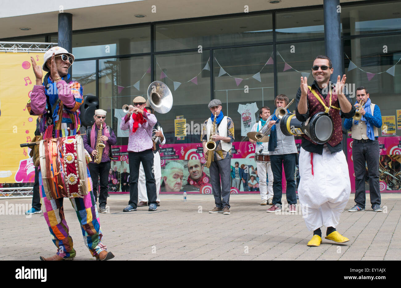 Durham City, Regno Unito. Il 19 luglio 2015. Durham strade di ottone Festival di musica. Banda Afro-French Fanfarai giocare in luogo del millennio Credit: Washington Imaging/Alamy Live News Foto Stock