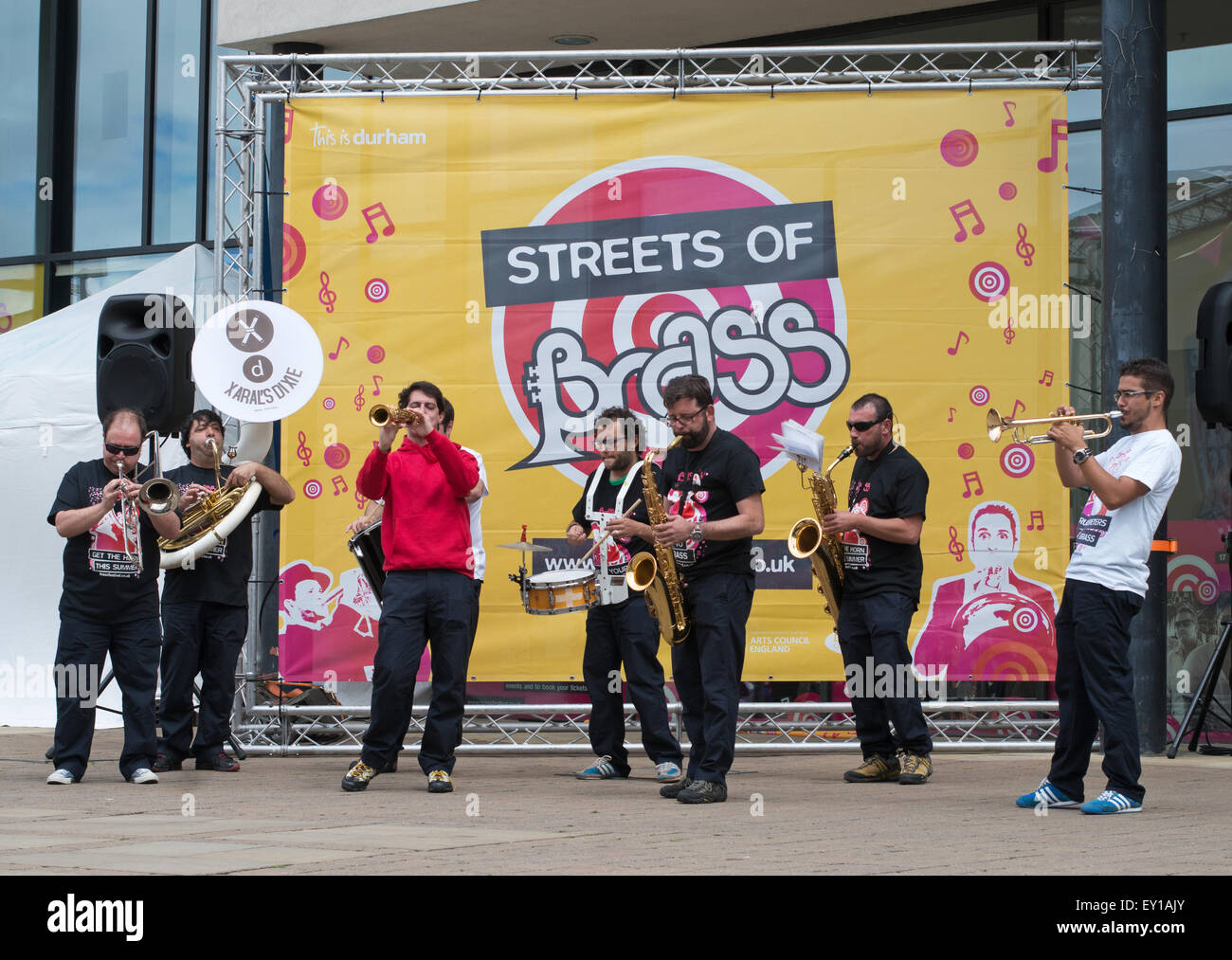 Durham City, Regno Unito. Il 19 luglio 2015. Durham strade di ottone Festival di musica. Banda portoghese Xaral's Dixie giocare in luogo del millennio Credit: Washington Imaging/Alamy Live News Foto Stock