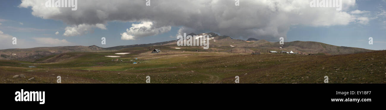 Il monte Aragats (4,090 m) in provincia di Aragatsotn, Armenia. Il monte Aragats è il punto più alto in Armenia. Panorama dal punto Foto Stock