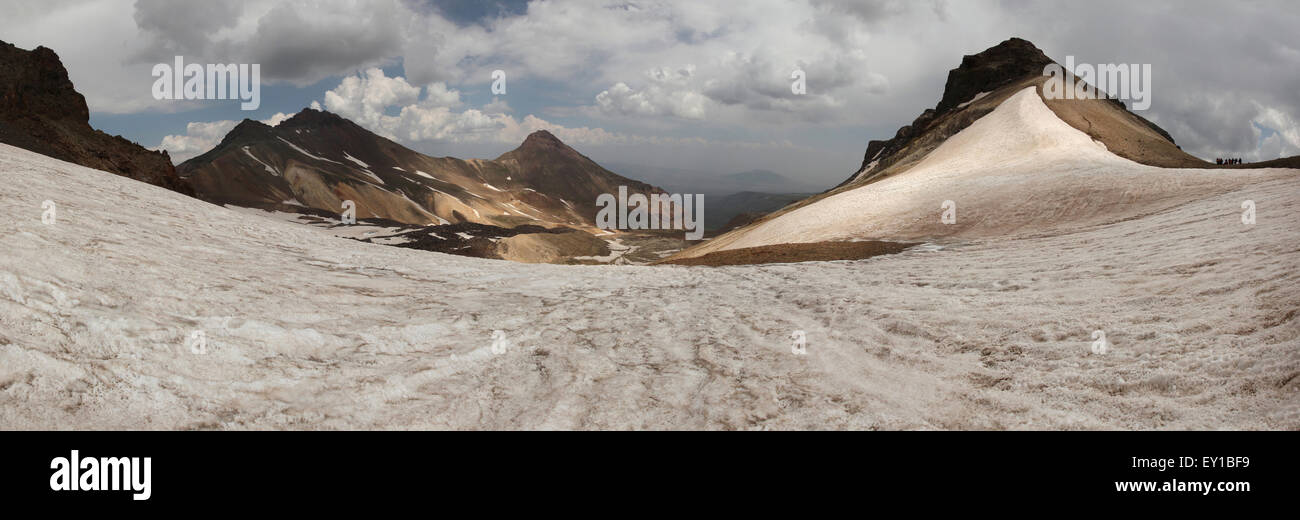 Il cratere vulcanico del Monte Aragats (4,090 m) in provincia di Aragatsotn, Armenia. Il monte Aragats è il punto più alto in Armenia. Panor Foto Stock