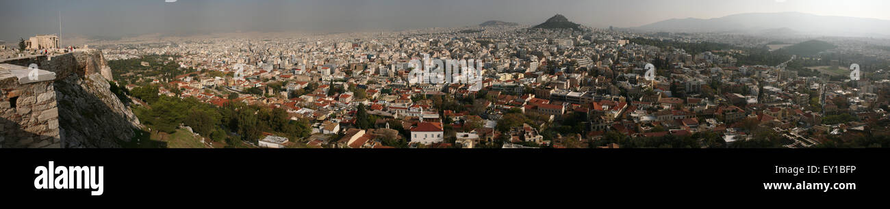 Il Monte Lycabettus con un incremento di oltre il centro storico di Atene, Grecia. Panorama da l'Acropoli di Atene. Eretteo tempio Foto Stock