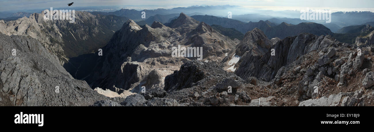 Panorama dalla vetta del Monte Triglav (2,864 m) nelle Alpi Giulie, Slovenia. Montagne nella foto da sinistra a destra: il Vra Foto Stock