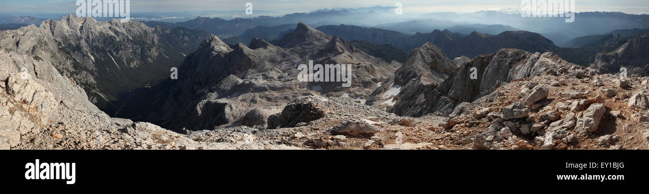 Panorama dalla vetta del Monte Triglav (2,864 m) nelle Alpi Giulie, Slovenia. Montagne nella foto da sinistra a destra: il Vra Foto Stock