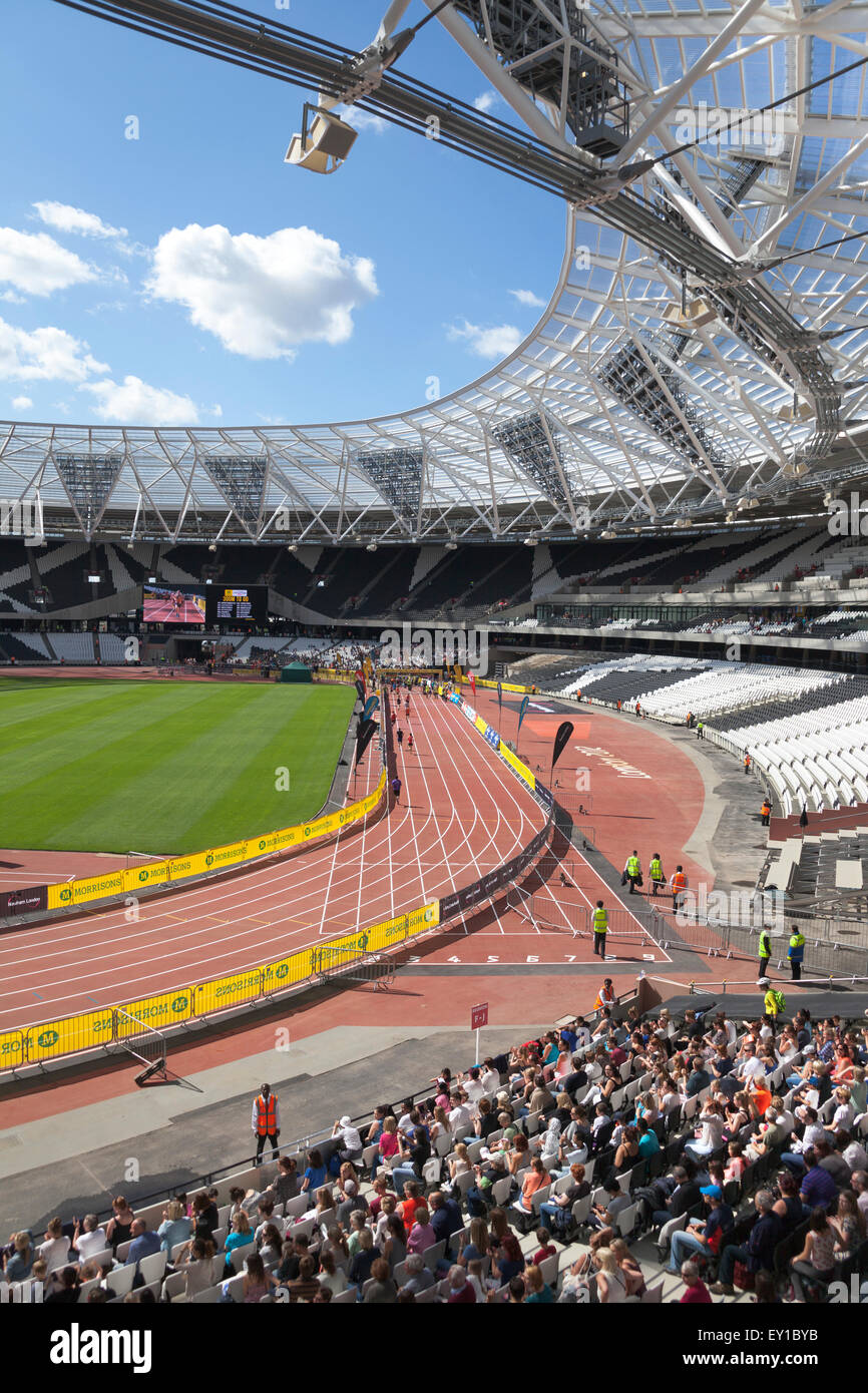 Londra, Regno Unito. 19 Luglio, 2015. Migliaia di corridori partecipano in 10k grande Newham Londra esecuzione in Queen Elizabeth Olympic Park. Tutti i partecipanti hanno avuto la possibilità di terminare la loro corsa all'interno dello stadio, con un grande pubblico il tifo il loro arrivo. La corsa è il primo evento a prendere posto nel primo stadio olimpico dal lavoro di trasformazione ha iniziato a. Credito: Nathaniel Noir/Alamy Live News Foto Stock