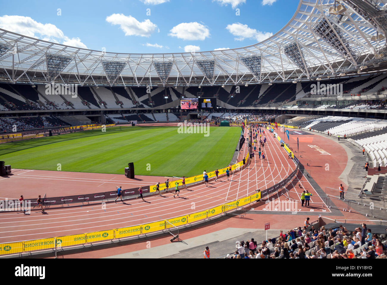 Londra, Regno Unito. 19 Luglio, 2015. Migliaia di corridori partecipano in 10k grande Newham Londra esecuzione in Queen Elizabeth Olympic Park. Tutti i partecipanti hanno avuto la possibilità di terminare la loro corsa all'interno dello stadio, con un grande pubblico il tifo il loro arrivo. La corsa è il primo evento a prendere posto nel primo stadio olimpico dal lavoro di trasformazione ha iniziato a. Credito: Nathaniel Noir/Alamy Live News Foto Stock