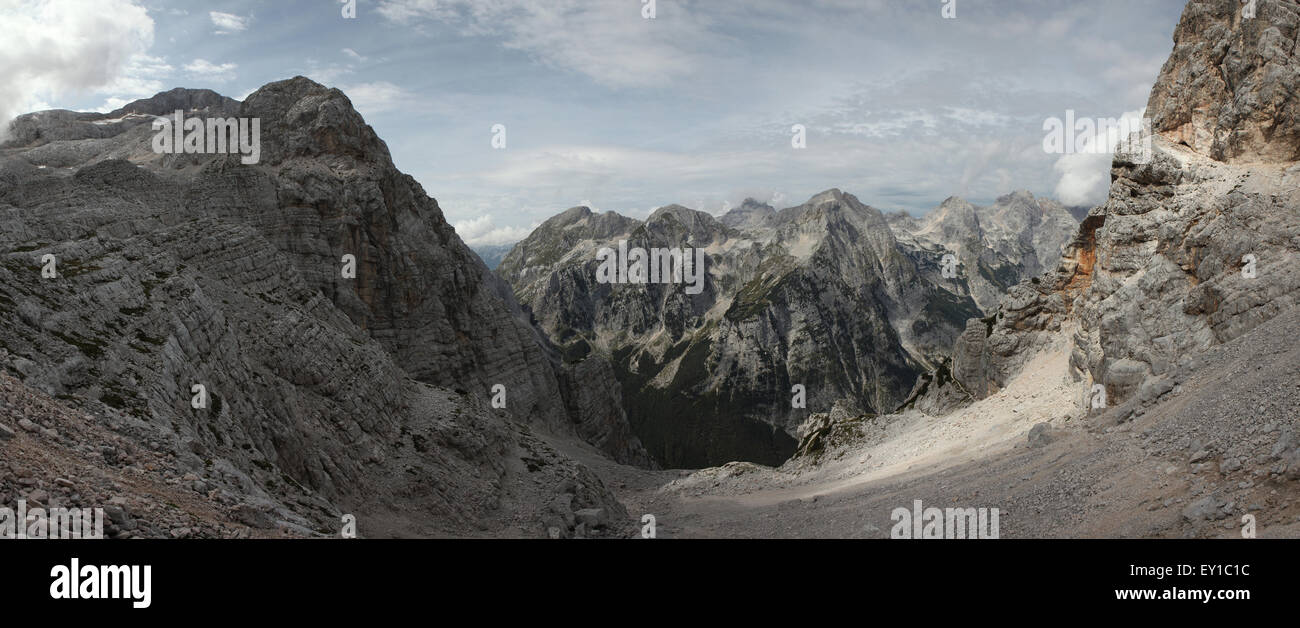 Valle di Vrata nelle Alpi Giulie nel Parco Nazionale del Triglav, Slovenia. Panorama raffigurato dall'arrampicata Pot Cez Prag ( Foto Stock