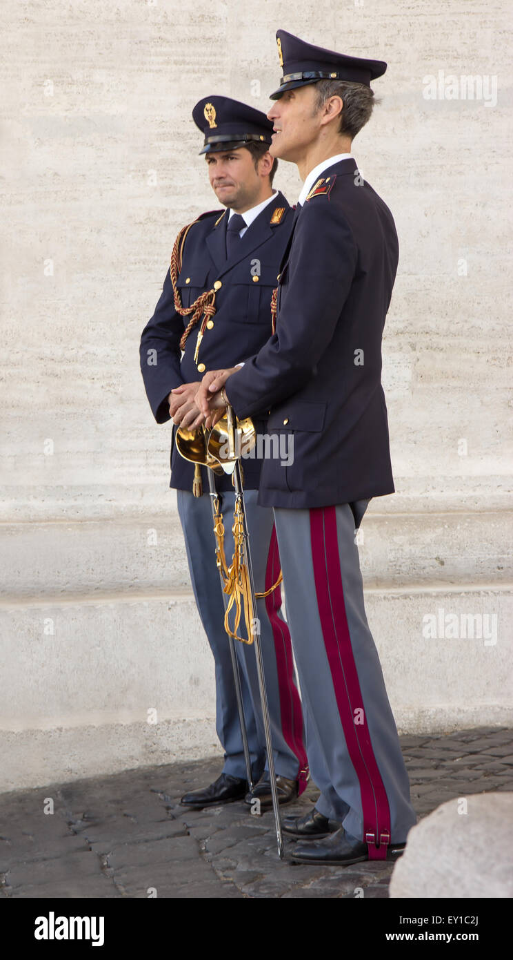 Pattuglia di polizia in Piazza San Pietro in Vaticano Foto Stock