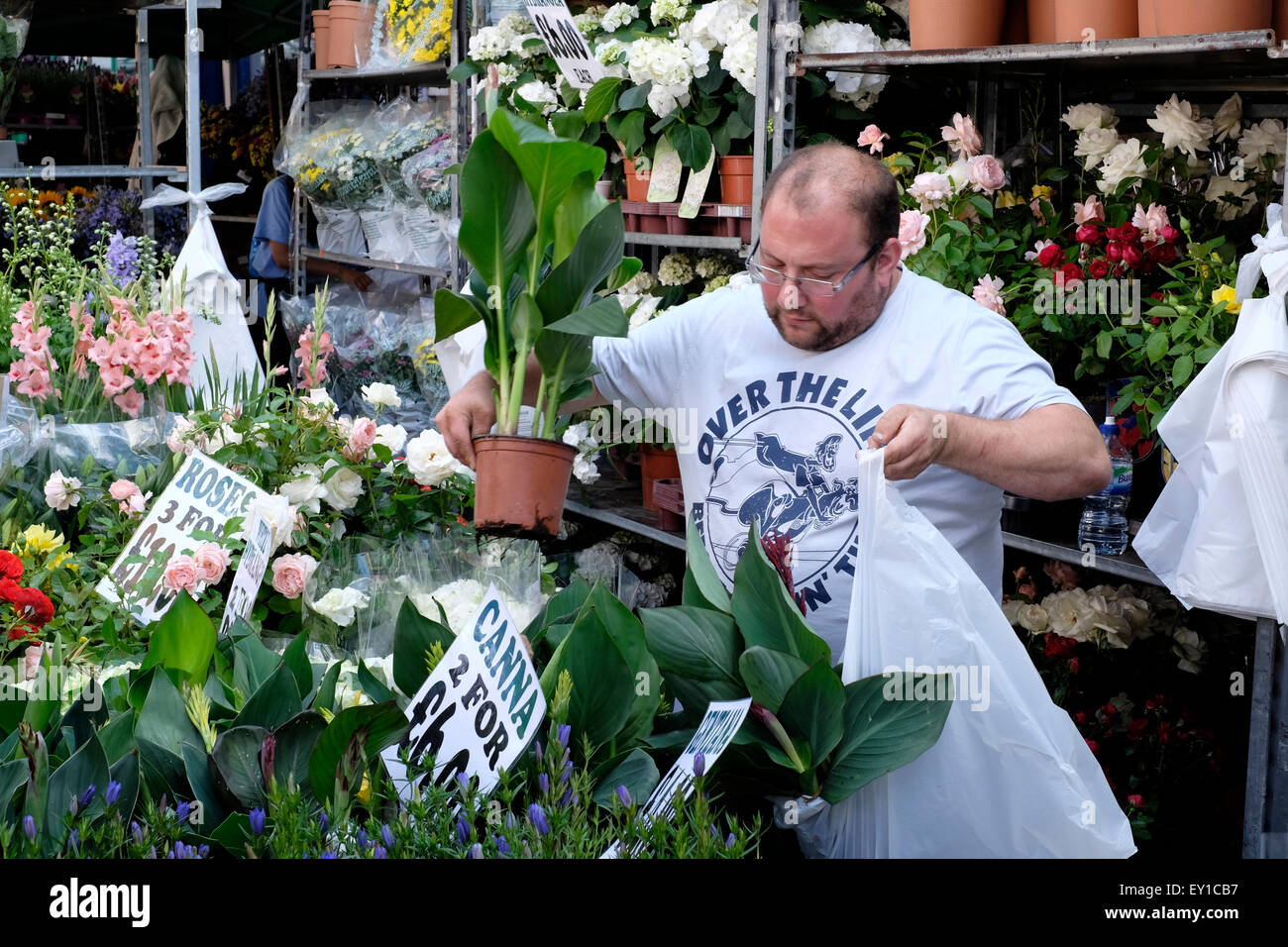 Un venditore in Columbia Road flower market Foto Stock