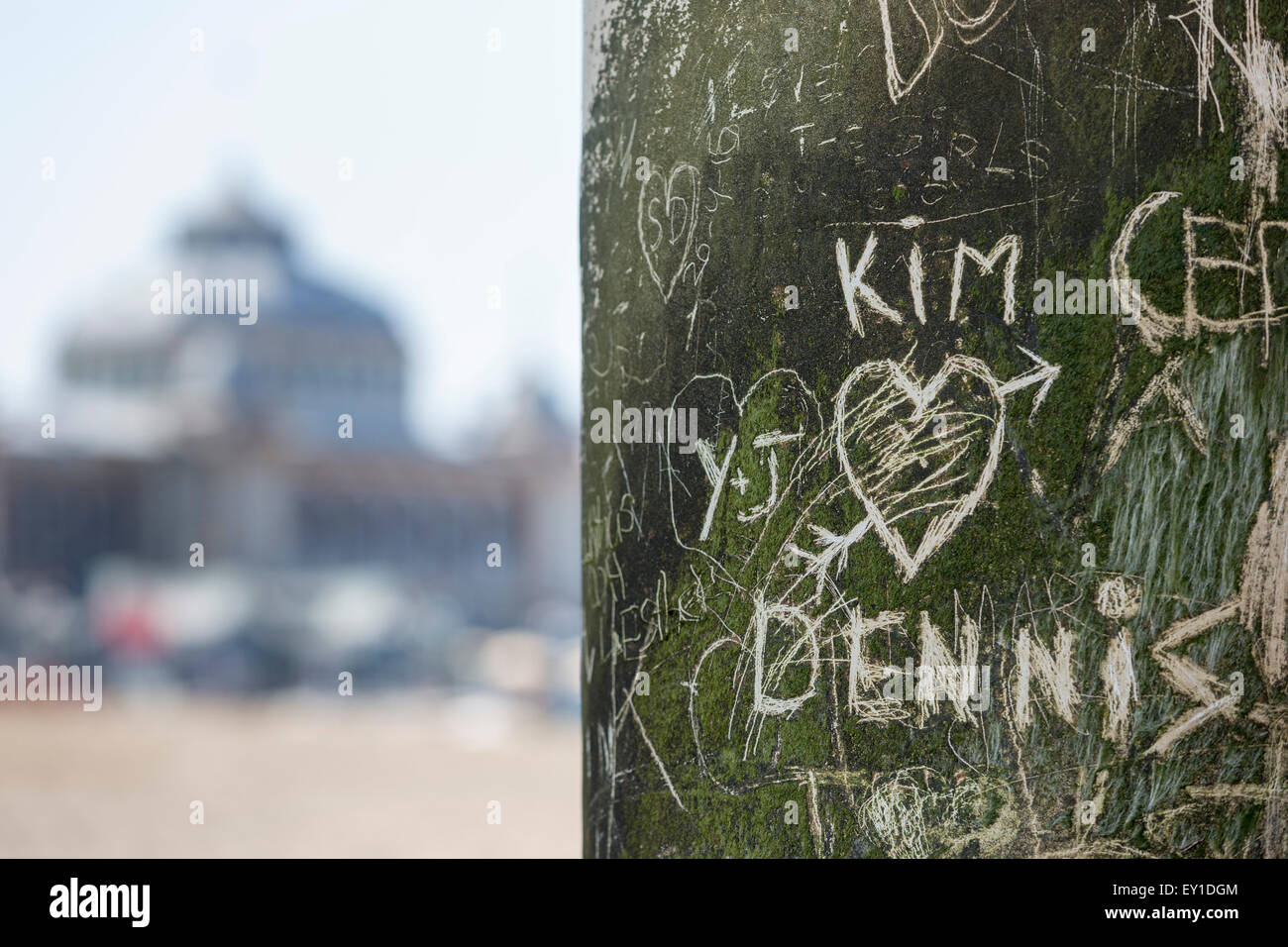 Cuore con gli amanti dei nomi su un pilastro del molo, Kurhaus, Scheveningen, Den Haag (L'Aia), l'Aia, Olanda meridionale, Paesi Bassi Foto Stock