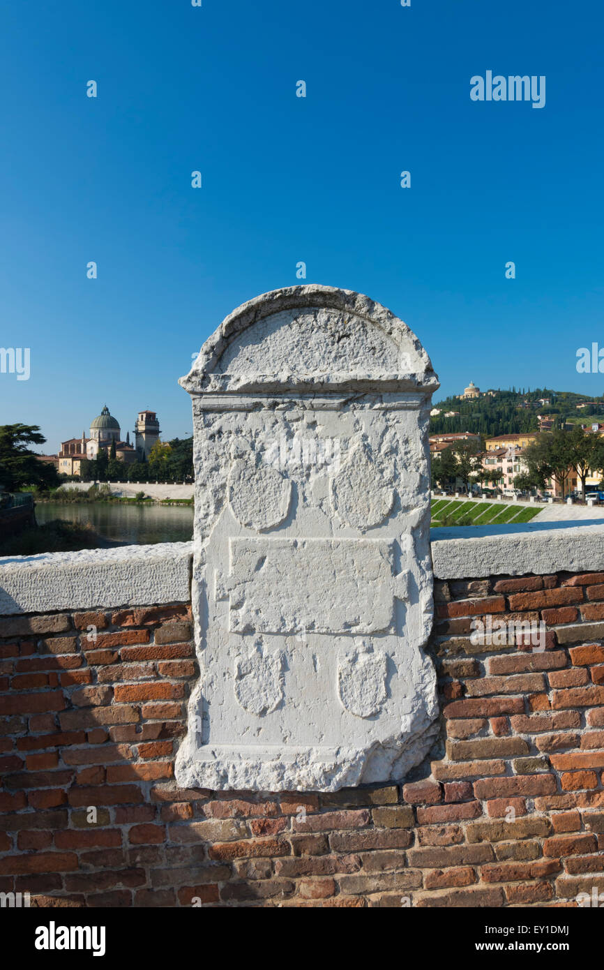 Un dettaglio del Ponte Pietra o il ponte di pietra di Verona, Italia Foto Stock