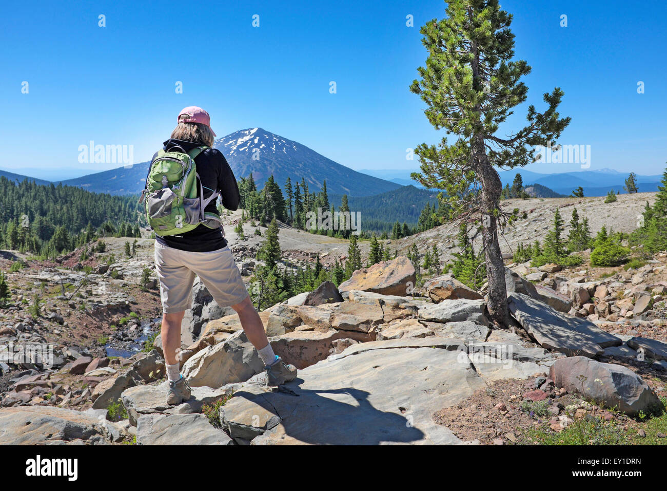 Un escursionista si ammira la vista elevato nel paese alpino di Oregon Cascades. Foto Stock