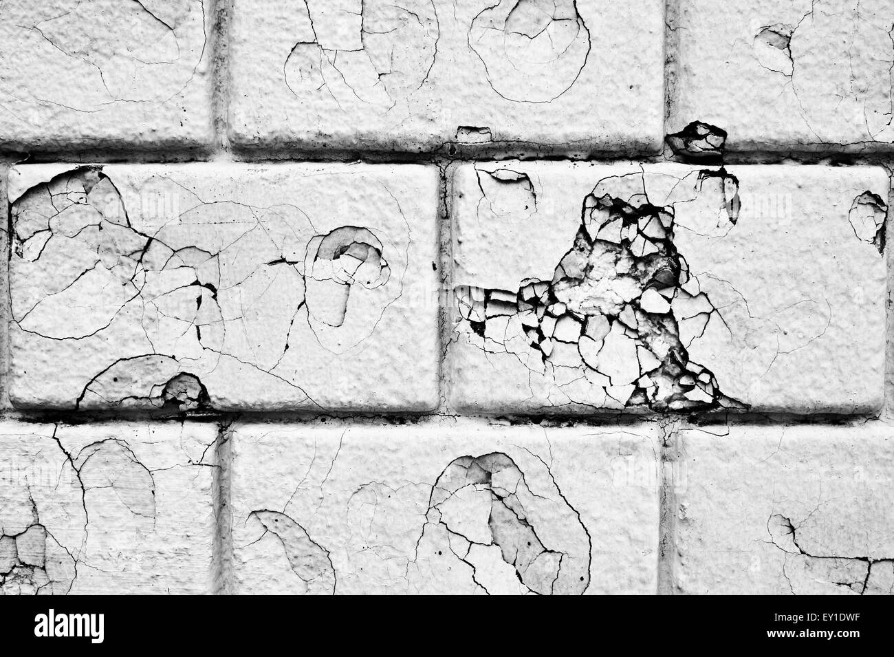 Parte di un bianco muro di mattoni con danni, eventualmente da proiettili Foto Stock