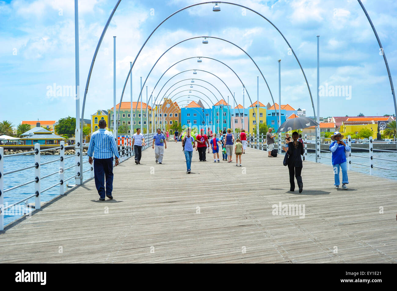 Pontone galleggiante ponte che attraversa il Sint Anna Baia di Willemstad Foto Stock