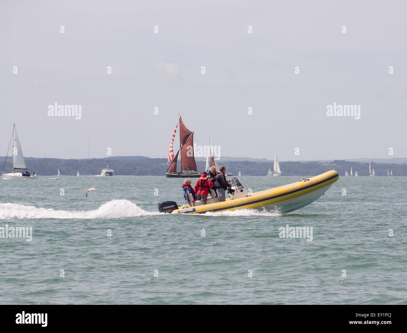 Una barca rigida gonfiabile sul Solent, Inghilterra Foto Stock