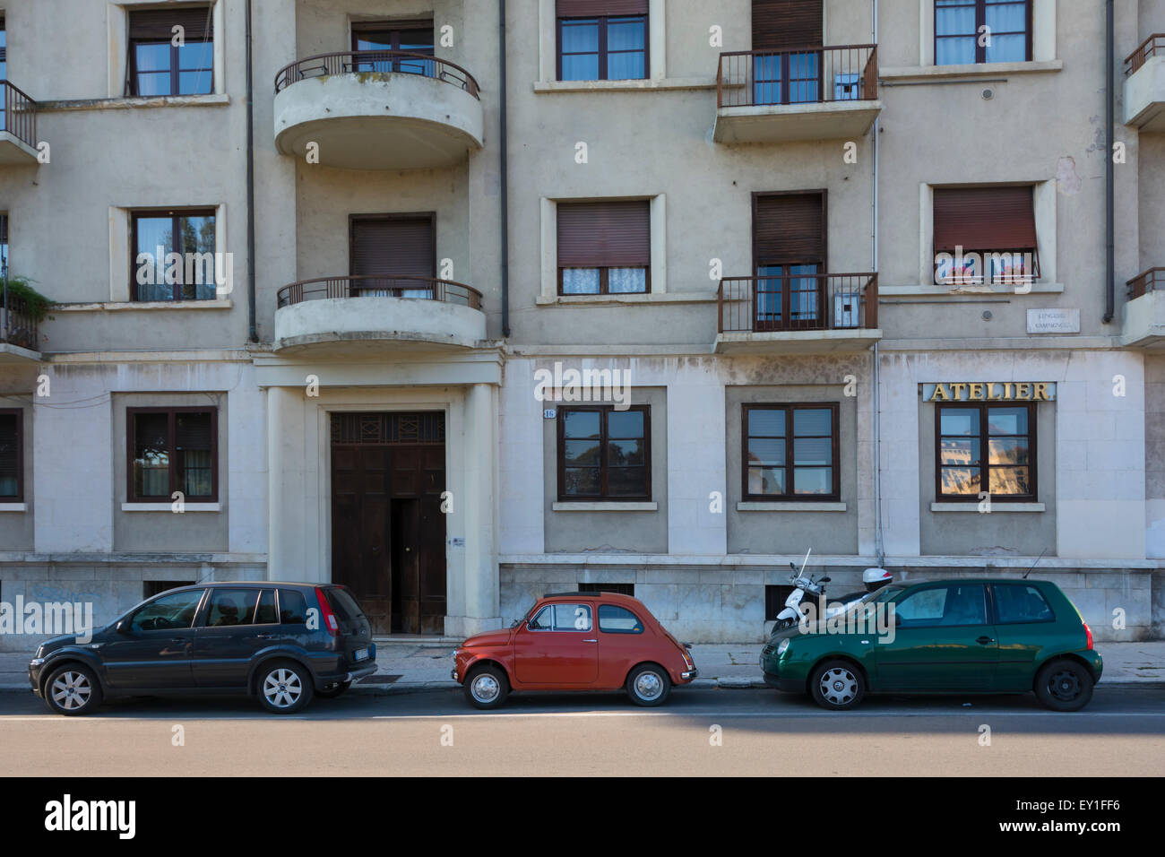 Un originale 500 Fiat Cinquecento al di fuori di un appartamento esclusivo blocco in Verona, Italia Foto Stock