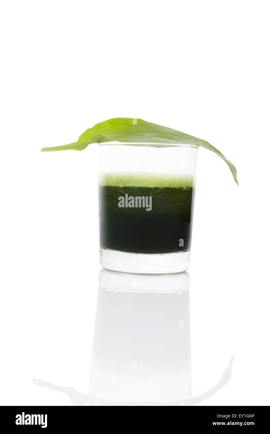 Succo verde realizzato da aglio selvatico fresco con aglio selvatico leaf isolati su sfondo bianco. Primavera detox, stile moderno e minimale Foto Stock