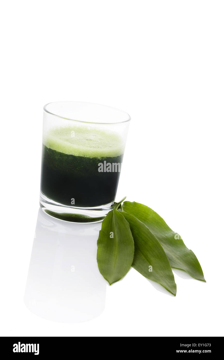 Succo verde realizzato da aglio selvatico fresco con aglio selvatico leaf isolati su sfondo bianco. Primavera detox, stile moderno e minimale Foto Stock