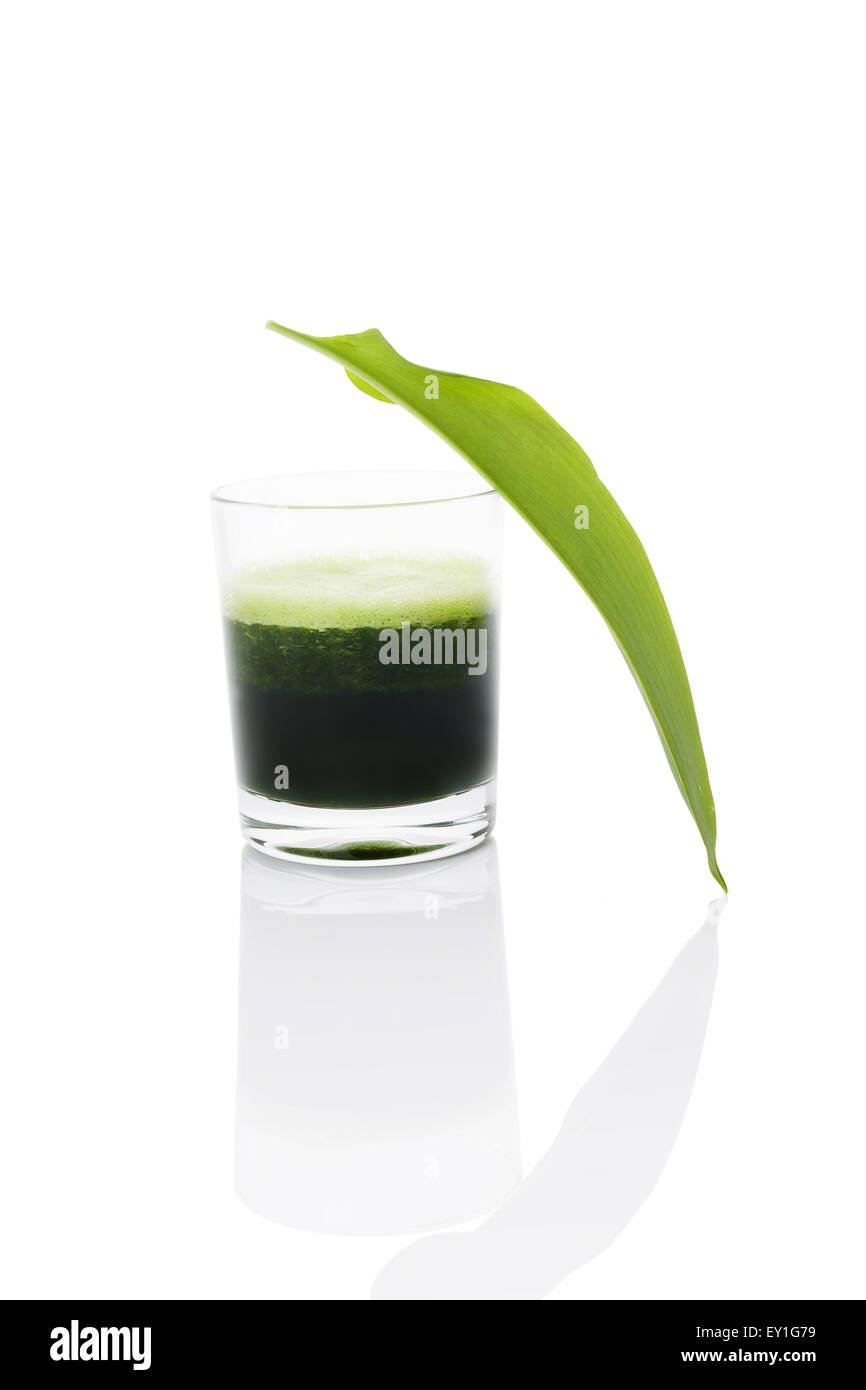 Succo verde realizzato da aglio selvatico fresco con aglio selvatico leaf isolati su sfondo bianco. Primavera detox, stile moderno e minimale Foto Stock