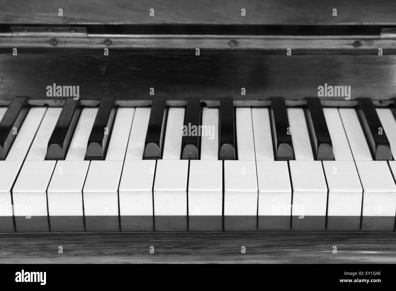 In bianco e nero di tasti di pianoforte e grana di legno Foto Stock