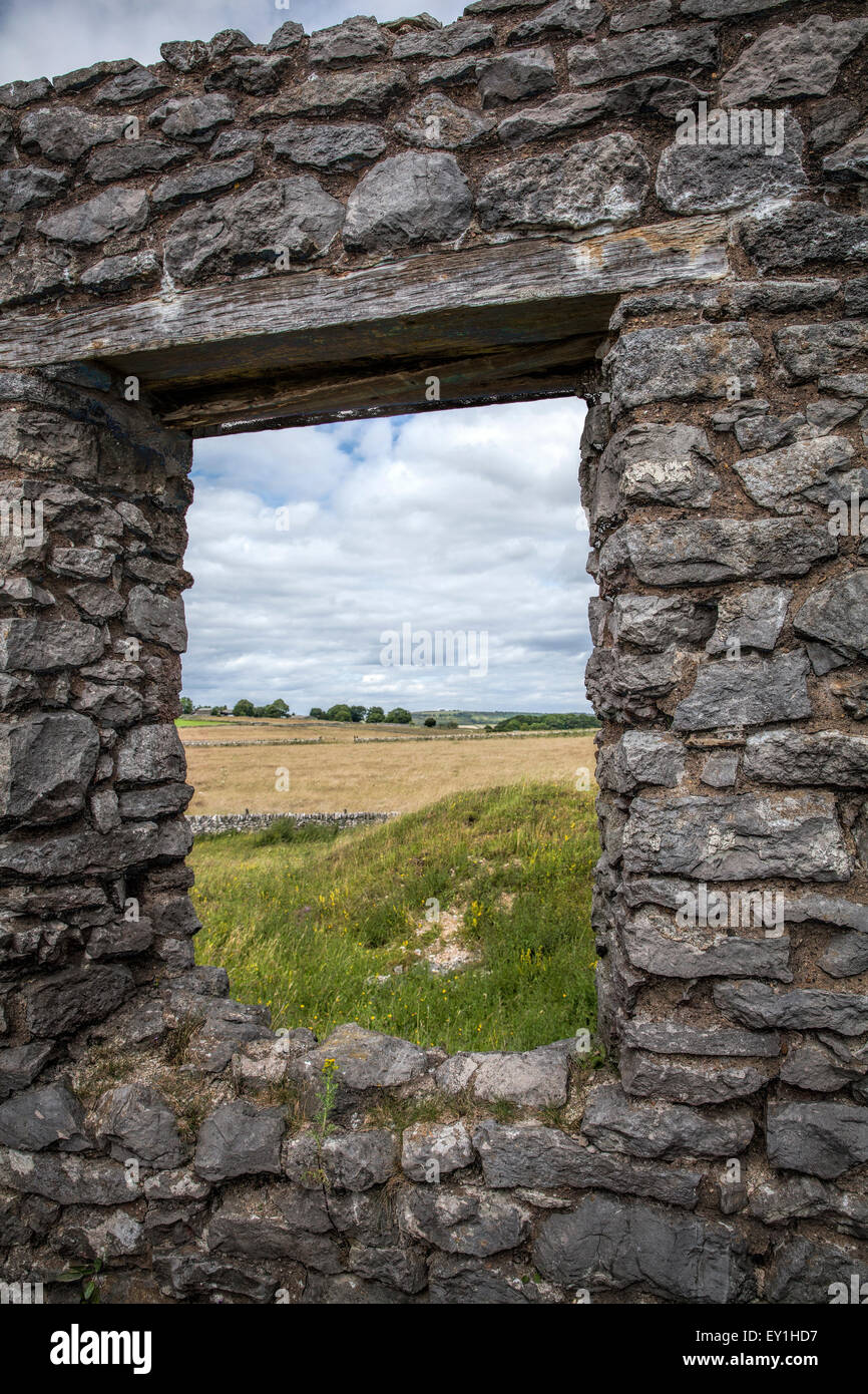 Finestra di pietra guardando fuori per il Peak District campagna di una abbandonata miniera di piombo nel Derbyshire Foto Stock