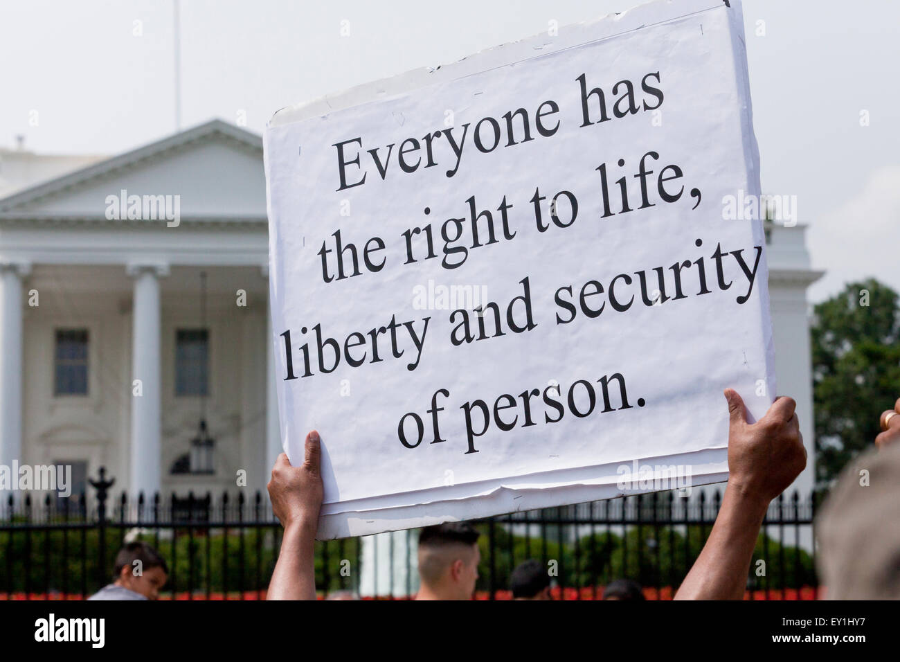 Uomo con i diritti umani segno davanti della Casa Bianca - Washington DC, Stati Uniti d'America Foto Stock