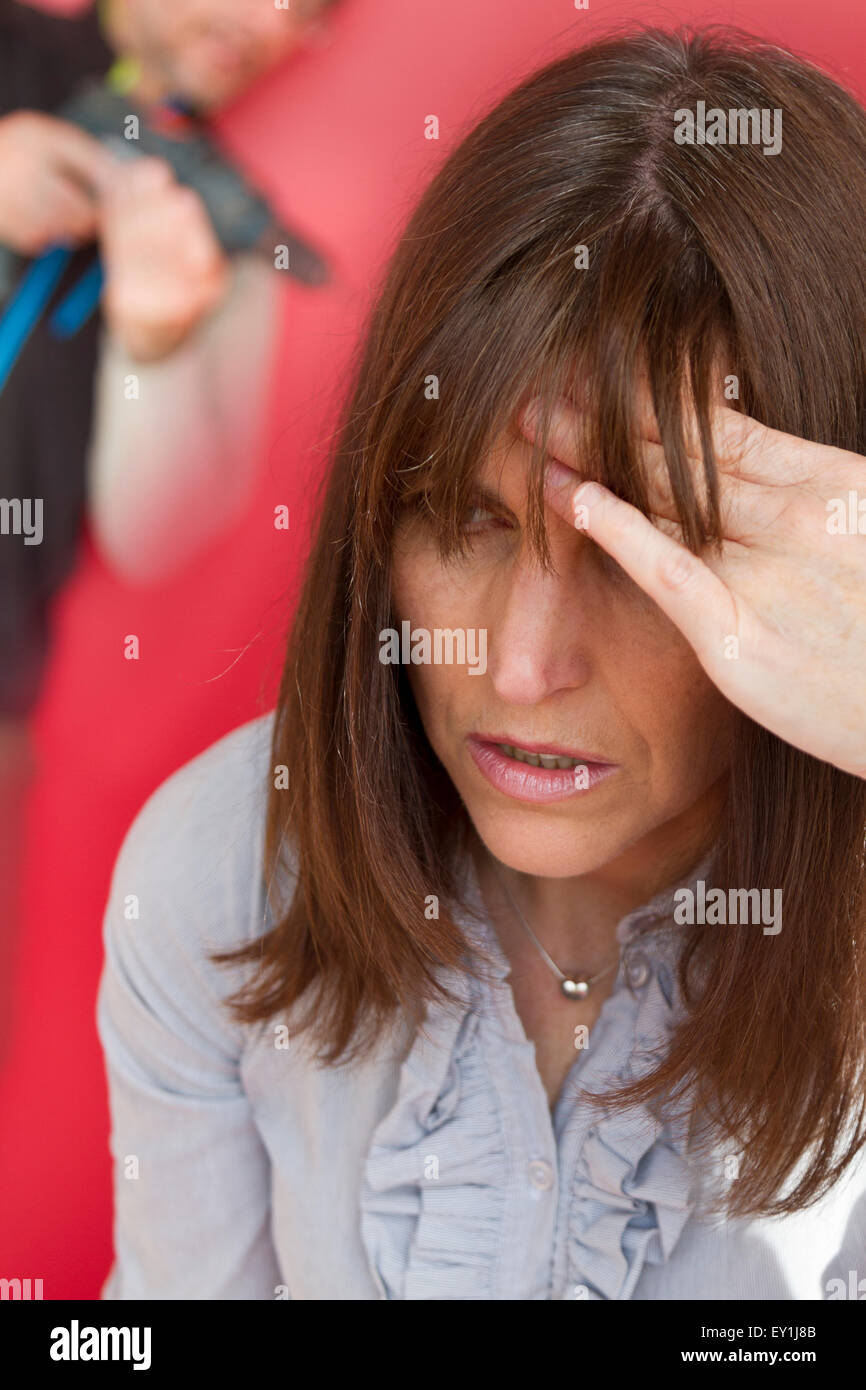 Donna con mal di testa Foto Stock