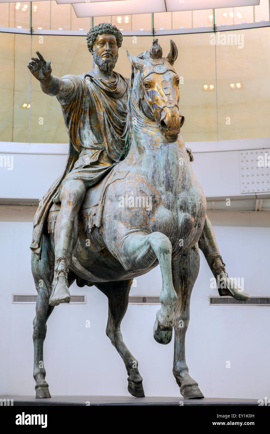 Statua equestre di Marco Aurelio in piedi nel Palazzo dei Conservatori Museo di Roma. Foto Stock
